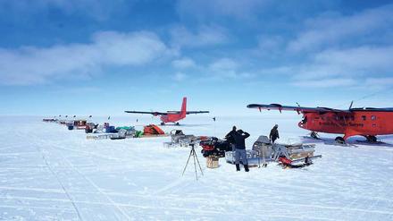 Forscher untersuchen die Meereszirkulation unter dem Filchner-Schelfeis in der Antarktis. 