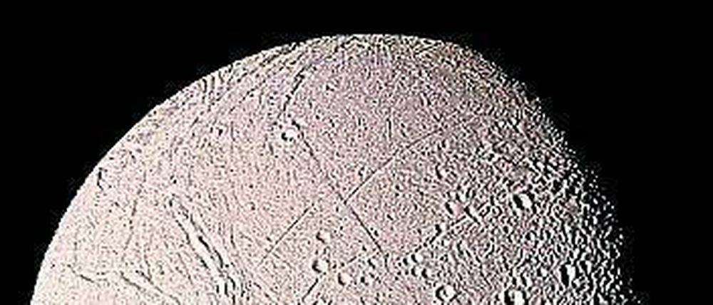 Schneeballmond. Enceladus, ein Saturnmond, ist von einer globalen Eisschicht umgeben. Hydrothermalquellen darunter könnten Leben ermöglichen. 