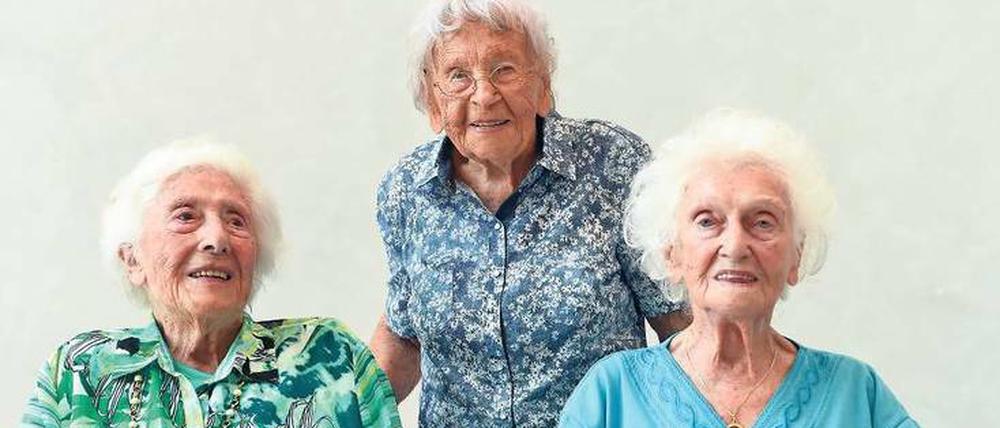 300 Jahre Erfahrung. Drei Frauen, die schon ihren „Hundertsten“ feiern konnten, beim Deutschen Seniorentag in Frankfurt am Main 2015.