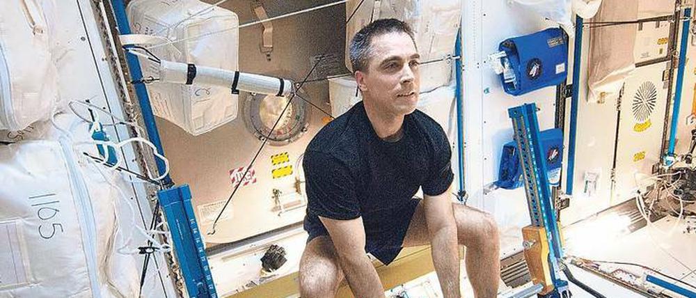 Keine Kühlung. Astronauten absolvieren auf der Raumstation ISS ein straffes Trainingsprogramm, um Muskeln und Knochen fit zu halten. Doch dabei erhöht sich die Körpertemperatur um mehrere Grad, weil die Luft in der Schwerelosigkeit kaum kühlend wirkt. 
