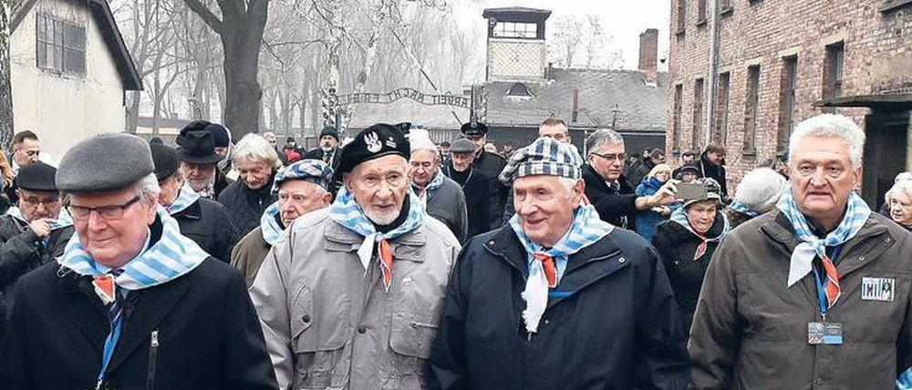 Holocaust-Überlebende in der KZ-Gedenkstätte Auschwitz.