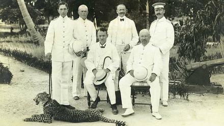 Gruppenbild deutscher Kolonialbeamter im damaligen Deutsch-Ostafrika.