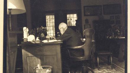 Sigmund Freud 1938 an seinem Londoner Schreibtisch.