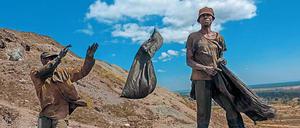 Der Alltag der „Creuseurs“ genannten Arbeiter ist so staubgrau wie der Tagebau, in dem sie graben.