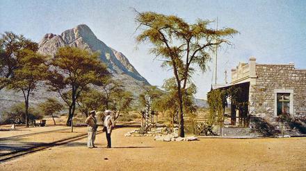 Ausflug in die Provinz. Bahnstation Ababis in Deutsch-Südwestafrika, 1907 von Eduard Kiewning (rechts im Bild) fotografiert.