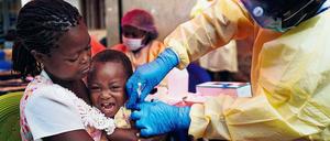 Rettender Stich. Als sich 2014 in Westafrika Ebola-Viren verbreiteten, konnte die Weltgesundheitsorganisation einen neuen Impfstoff gegen die Seuche noch nicht einsetzen. Im Kongo haben die Impfungen wohl tausende Menschenleben gerettet. 