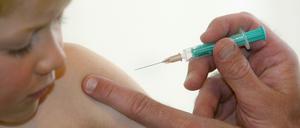 Ein kleiner Pieks, der lebensrettend sein kann: Noch immer sind zu wenige Kinder gegen Masern geimpft.
