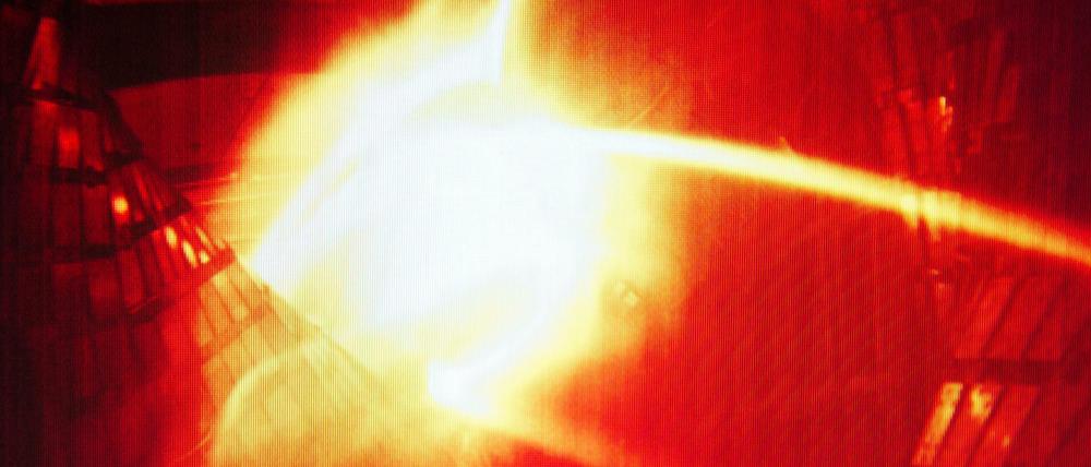 Hoffnungsschimmer. Ein farbig aufbereitetes Computerbild zeigt das erste Heliumplasma aus der Forschungsanlage "Wendelstein 7-X".