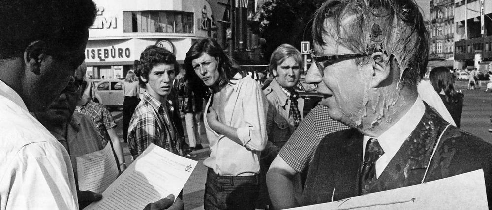 TU-Professor Folkmar Koenigs verteilt farbverschmiert 1973 Flugblätter der "Notgemeinschaft für eine freie Universität (NofU)". Kurz vorher war er von Studenten mit Farbe angegriffen worden.