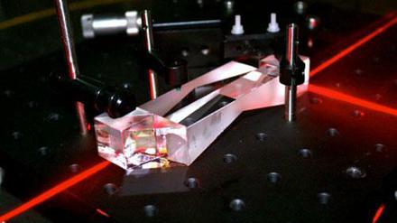 An der Universität Glasgow haben Forscher Laserstrahlen-Licht im Vakuum minimal abgebremst.