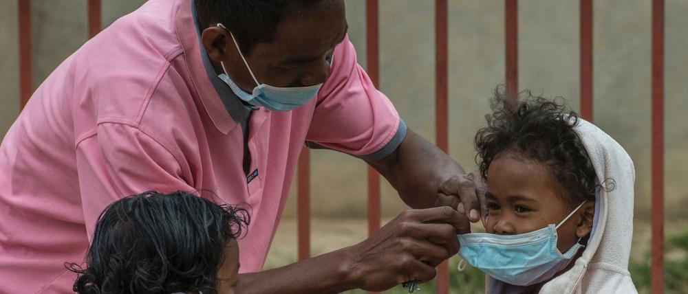 Die Lungenpest verbreitet sich auf Madagaskar rasant. Durch einen Mundschutz hoffen die Einwohner, der Ansteckung zu entgehen.