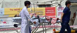 Patienten des Uniklinikums in Seoul, die sich mit Mers angesteckt haben könnten, werden in Zelten isoliert.