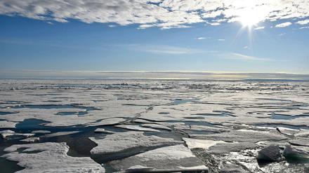 Jeden Sommer schwinden große Teile des arktischen Meereises (diese Aufnahme zeigt den Nordpol im August 2015). Auch jetzt im Herbst sind noch große Areale eisfrei, etwa die Karasee. 