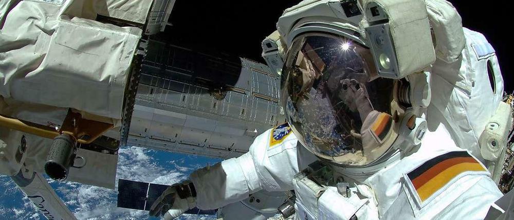 Gerst war erst der dritte deutsche Astronaut, der einen solchen Weltraumspaziergang machte. Er feierte: mit einem Space-Selfie