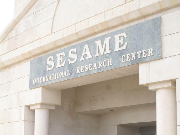 Das Eingangsportal zum Sesame-Institut in Allan, 35 km vor Amman.
