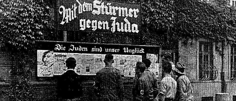 Ein Werbekasten für das Nazi-Hetzblatt "Der Stürmer".