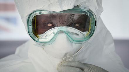 Im Ebola-Behandlungszentrum in der Grenzstadt Bwera ist das erste Opfer der Seuche auf der Seite Ugandas zu beklagen - ein fünfjähriger Junge. Er hatte seinen erkrankten Großvater gepflegt. Auch der jüngere Bruder und die Großmutter sind infiziert. 