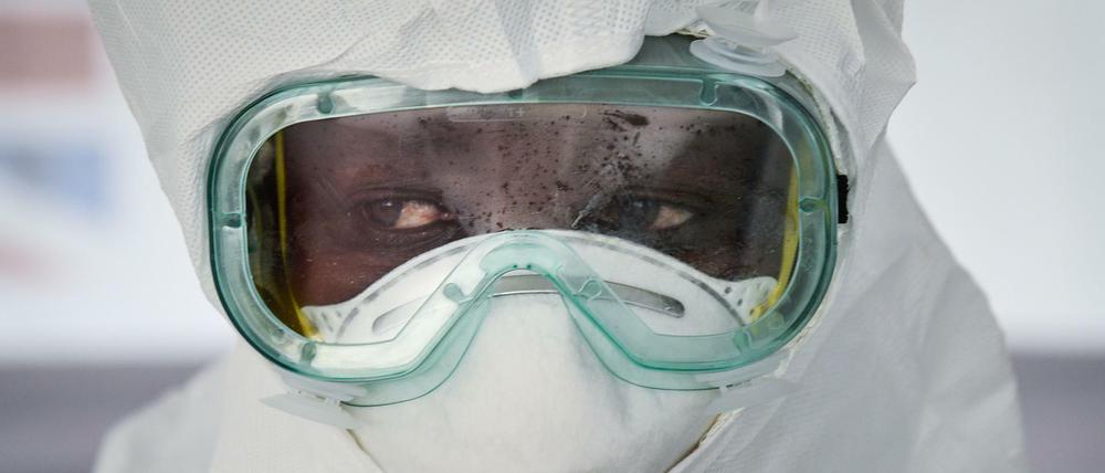 Im Ebola-Behandlungszentrum in der Grenzstadt Bwera ist das erste Opfer der Seuche auf der Seite Ugandas zu beklagen - ein fünfjähriger Junge. Er hatte seinen erkrankten Großvater gepflegt. Auch der jüngere Bruder und die Großmutter sind infiziert. 
