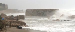 Antike Mauern am Strand sind Sturm und hohen Wellen ausgesetzt.