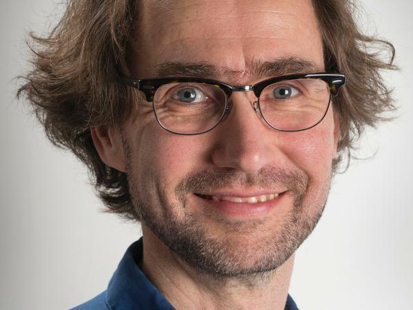 Der Berliner Molekularbiologe Manfred Kayser hat an der Erasmus-Universität in Rotterdam Test entwickelt, mit denen Haar- und Augenfarbe eines Täters aus DNS-Spuren vom Tatort ermittelt werden kann.