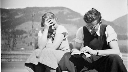Unterwegs. Helmut Hesse mit Ruth Wendland, einer Freundin, 1938 auf einer Besuchsdienstreise in Österreich-Ungarn. Sie bekamen dort den „Anschluss“ Österreichs mit allen Konsequenzen mit:&lt;TH&gt;politisch und kirchenpolitisch deprimierende Eindrücke. 