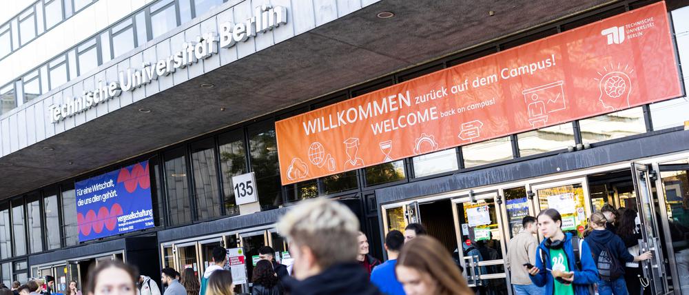 Neue Studierende am Eingang des TU Hauptgebäudes an der Straße des 17. Unis am 10. Oktober 2022, bevor die feierliche Erstsemesterbegrüßung an der TU Berlin mit wichtigen Infos zum Studienbeginn und Musikprogramm startet.