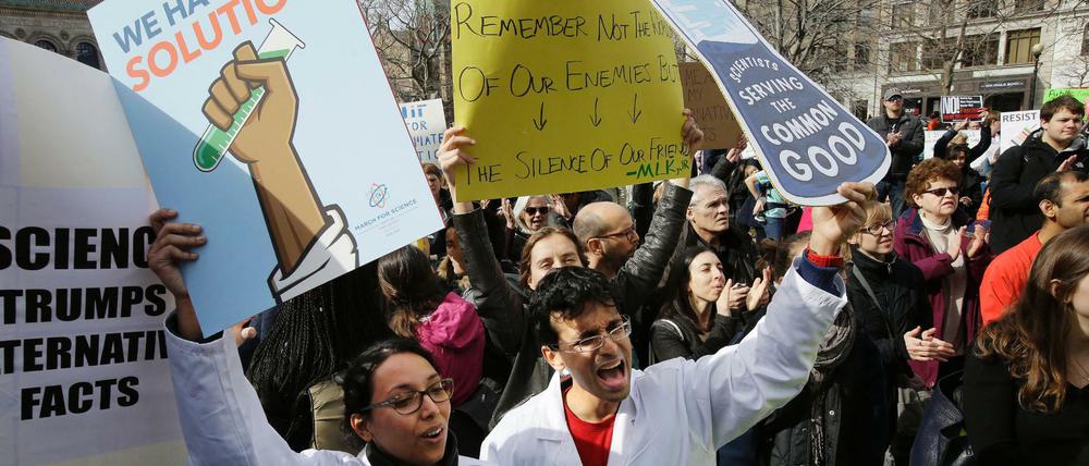 Hunderte Wissenschaftler demonstrierten am 19. Februar in Boston, USA, gegen die Trump-Regierung und für die Anerkennung der Bedeutung der Wissenschaft.