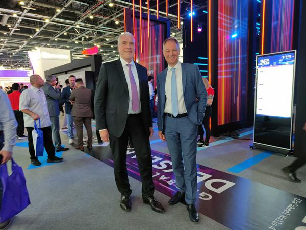 Dirk Hoffmann (l.) und Mario Tobias, die Geschäftsführung der Messe Berlin, auf der Gitex in Dubai. 