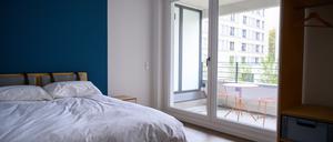 Ein möbliertes Zimmer in einem neugebauten Wohnquartier in Berlin.