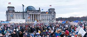 ARCHIV - 21.01.2024, Berlin: Demonstranten nehmen an einer Protestveranstaltung unter dem Motto ·Demokratie verteidigen" vor dem Reichstagsgebäude teil. (zu dpa "Menschenkette um Reichstag - 100 000 Demonstranten angemeldet") Foto: Carsten Koall/dpa +++ dpa-Bildfunk +++