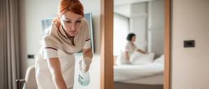 Hotels suchen seit Jahren Personal - auch für einfache Tätigkeiten wie das Reinigen und Bettenmachen (Symbolbild).