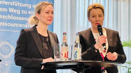 Senatorinnen Manja Schreiner (links), CDU, und Franziska Giffey (SPD) bei der Präsentation der Koordinierungsstelle KEK.