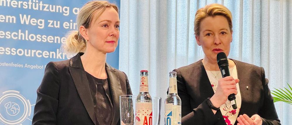 Senatorinnen Manja Schreiner (links), CDU, und Franziska Giffey (SPD) bei der Präsentation der Koordinierungsstelle KEK.