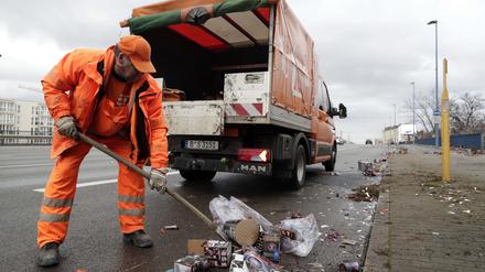 Die BSR reinigt die Straßen vom Müll der Silvesternacht.