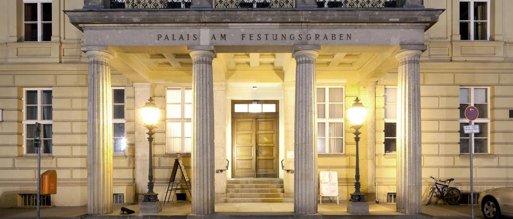 

Das 1751-53 errichtete Palais am Festungsgraben steht direkt hinter der Neuen Wache Unter den Linden. Nach der  Wende wurde das Gebäude zunächst kulturell und
gastronomisch und museal genutzt. 