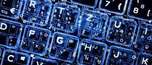 Tasten einer beleuchteten Tastatur (Aufnahme mit Zoomeffekt). Neue Software kann sekundenschnell Texte schreiben, die kaum von denen eines Menschen zu unterscheiden sind. 