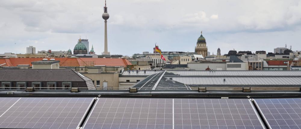 Solaranlage Solaranlagen der Berliner Stadtwerke auf Dach der Grundschule am Brandenburger Tor in der Wilhelmstraße