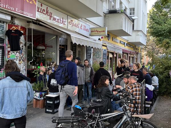 Der Quicky Markt in Kreuzberg ist nicht nur ein Laden, sondern auch ein beliebter Treffpunkt für die Nachbarschaft. 