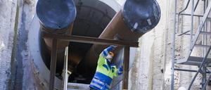 Vattenfall Fernwaermetunnel DEU, Deutschland, Berlin 2011-05-03: Baustelle eines 65 m langen Fernwaermetunnels von Vattenfall unter der Seydelstrasse in Berlin-Mitte. Im Bild kontrolliert ein Techniker die die bereits montierten Rohre im Tunnel.