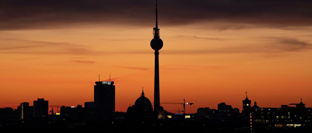 Die Dämmerung: Am Abend fallen in Berlins Bezirken die ersten Entscheidungen für die nächsten 5 Jahre.