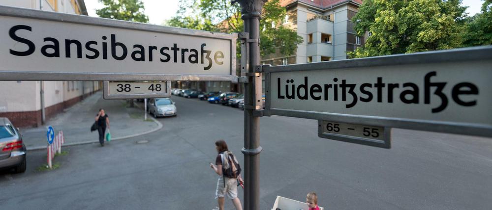 Ein Straßenschild mit den Namen "Sansibarstraße" und "Lüderitzstraße" im afrikanischen Viertel in Berlin-Wedding.