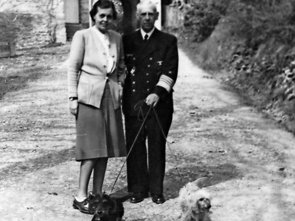 1944, Canaris mit seiner Frau Erika auf Burg Lauenstein, wo er in „Ehrenhaft“ gehalten wurde.