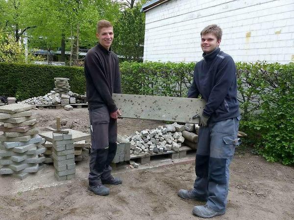 Daniel Freund (links) und Michael Listing sind in der Ausbildung zum Gärtner, Fachrichtung Garten- und Landschaftsbau.