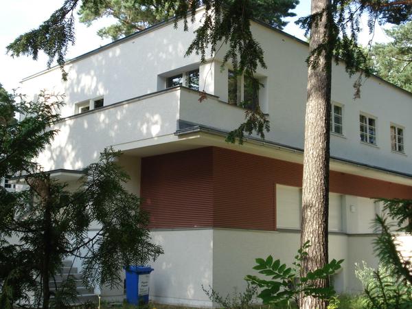 Das Wohnhaus in "Sommerfelds Aue", eine von vier flachgedeckten, kubischen Villen, bezeichnete Erich Mendelsohn selbst als eine der ersten modernen Villen in Berlin.
