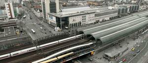 Berlins Verkehrsknoten im Westen der Stadt: Spandau. Hier müssen alle durch - ob Pendler oder ICE-Reisende.