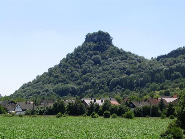Auf diesem Berg im Hegau, einer Landschaft nordöstlich des Bodensees, lebte der Sage nach das Poppele.