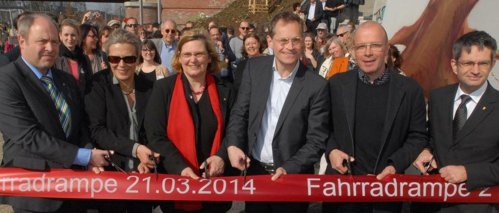 2014 eröffnete Krüger (links) mit dem damaligen Senator Michael Müller (3.v.r.) einen Abschnitt des Gleisdreieck-Parks.