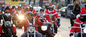 Weihnachtliche Benefizparade der Berliner Motorradfans:  Die "Berlin Christmas Bike Tour" in einem der Vorjahre. 