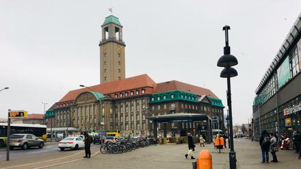 Blick aufs Rathaus Spandau, rechts im Bild ein Stück vom Bahnhof Spandau.