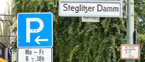 Überraschung am Steglitzer Damm. Von der neuen Kurzparkregelung in Teilen der Straße erfuhren Anwohner erst durch die Schilder.